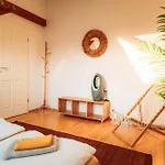 Spacious Penthouse With Ac And Free Parking Steps Away From The Station Lägenhet