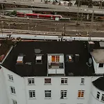 Lägenhet Spacious Penthouse With Ac And Free Parking Steps Away From The Station *