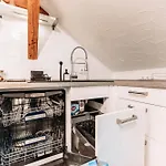 Spacious Penthouse With Ac And Free Parking Steps Away From The Station Lägenhet