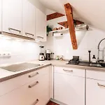 Spacious Penthouse With Ac And Free Parking Steps Away From The Station *