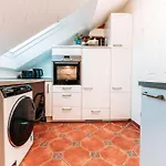 Lägenhet Spacious Penthouse With Ac And Free Parking Steps Away From The Station