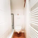 Spacious Penthouse With Ac And Free Parking Steps Away From The Station *