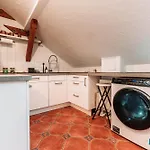 Lägenhet Spacious Penthouse With Ac And Free Parking Steps Away From The Station