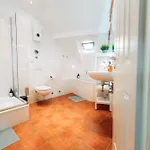 Spacious Penthouse With Ac And Free Parking Steps Away From The Station Lägenhet