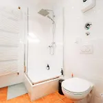 Spacious Penthouse With Ac And Free Parking Steps Away From The Station Lägenhet *