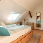 Spacious Penthouse With Ac And Free Parking Steps Away From The Station Lägenhet Koblenz (Rhineland-Palatinate)