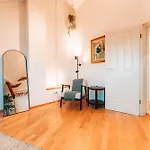 Spacious Penthouse With Ac And Free Parking Steps Away From The Station Lägenhet