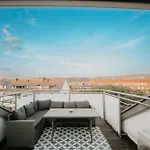 Spacious Penthouse With Ac And Free Parking Steps Away From The Station Lägenhet *