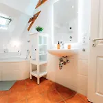 Spacious Penthouse With Ac And Free Parking Steps Away From The Station Lägenhet