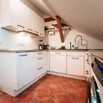 Spacious Penthouse With Ac And Free Parking Steps Away From The Station Lägenhet *