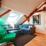 Spacious Penthouse With Ac And Free Parking Steps Away From The Station Lägenhet *