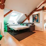 Lägenhet Spacious Penthouse With Ac And Free Parking Steps Away From The Station
