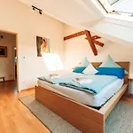 Lägenhet Spacious Penthouse With Ac And Free Parking Steps Away From The Station *