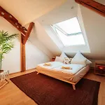 Lägenhet Spacious Penthouse With Ac And Free Parking Steps Away From The Station