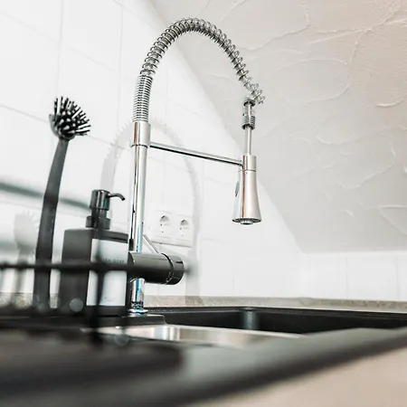 Lägenhet Spacious Penthouse With Ac And Free Parking Steps Away From The Station