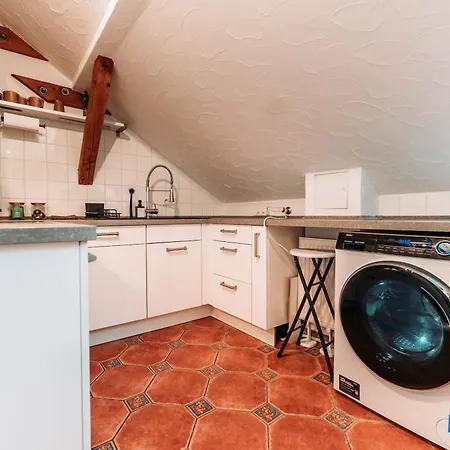 Lejlighed Spacious Penthouse With Ac And Free Parking Steps Away From The Station