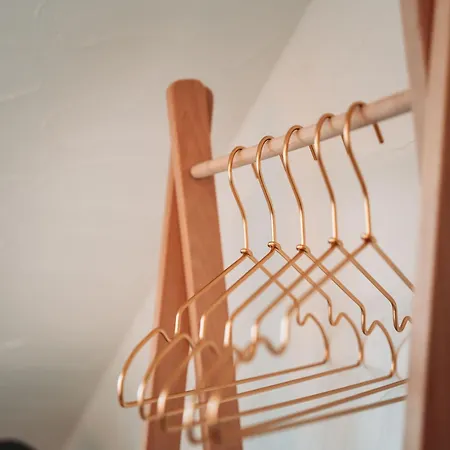 Spacious Penthouse With Ac And Free Parking Steps Away From The Station Appartement *