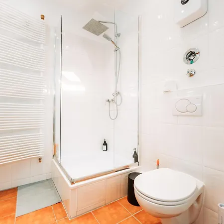 Spacious Penthouse With Ac And Free Parking Steps Away From The Station Lejlighed *