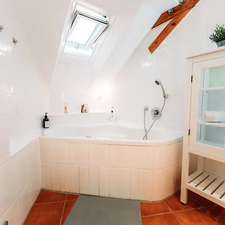 Spacious Penthouse With Ac And Free Parking Steps Away From The Station *