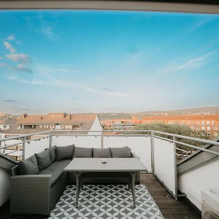 Spacious Penthouse With Ac And Free Parking Steps Away From The Station Lejlighed *