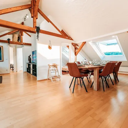 Lägenhet Spacious Penthouse With Ac And Free Parking Steps Away From The Station