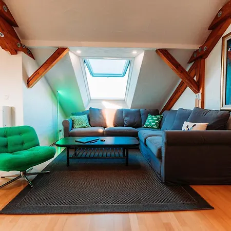 Lägenhet Spacious Penthouse With Ac And Free Parking Steps Away From The Station *