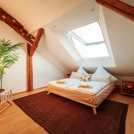 Lejlighed Spacious Penthouse With Ac And Free Parking Steps Away From The Station