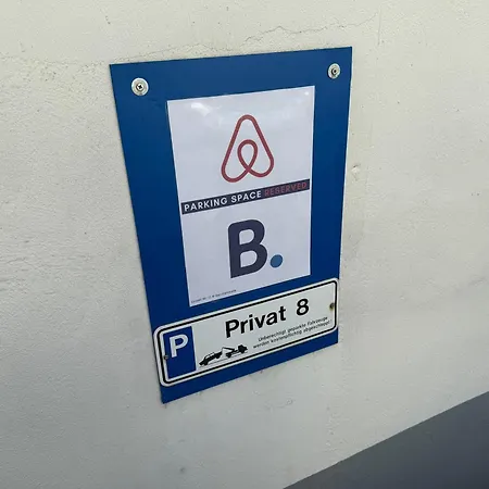 Spacious Penthouse With Ac And Free Parking Steps Away From The Station Appartement *