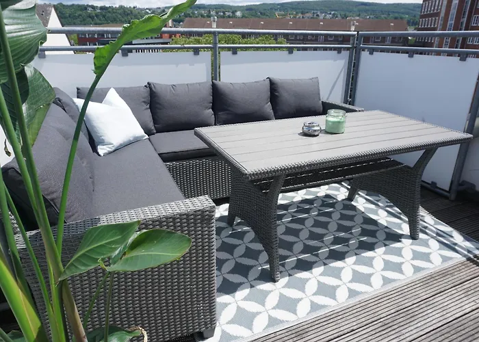 Spacious Penthouse With Ac And Free Parking Steps Away From The Station דירה קובלנץ