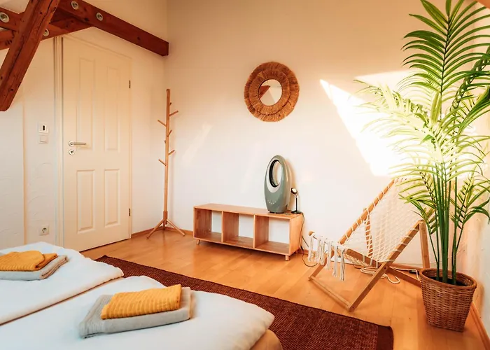 Spacious Penthouse With Ac And Free Parking Steps Away From The Station דירה