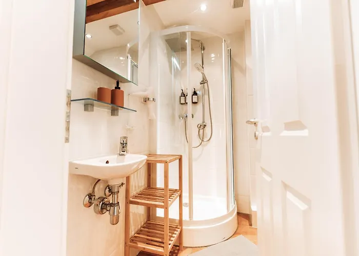 Spacious Penthouse With Ac And Free Parking Steps Away From The Station *