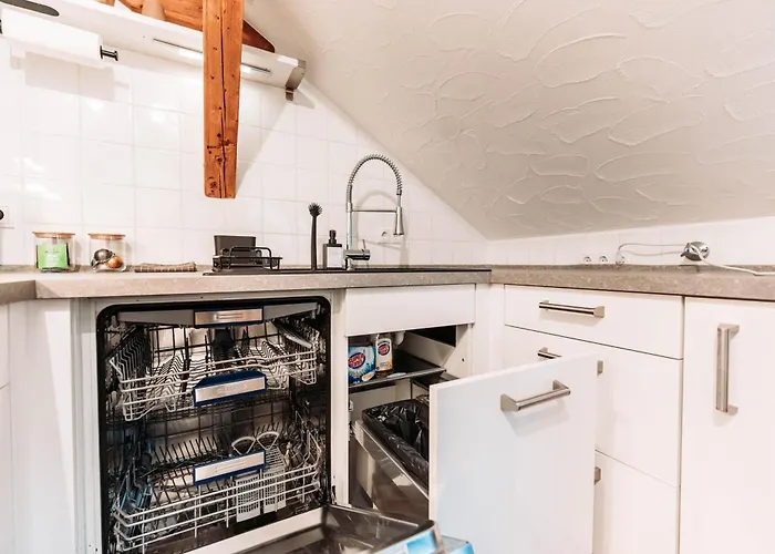 Spacious Penthouse With Ac And Free Parking Steps Away From The Station Апартаменты