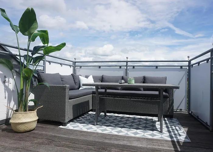 Spacious Penthouse With Ac And Free Parking Steps Away From The Station קובלנץ