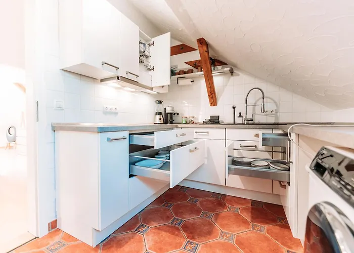 Spacious Penthouse With Ac And Free Parking Steps Away From The Station * קובלנץ