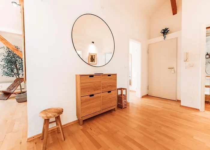 Spacious Penthouse With Ac And Free Parking Steps Away From The Station דירה קובלנץ