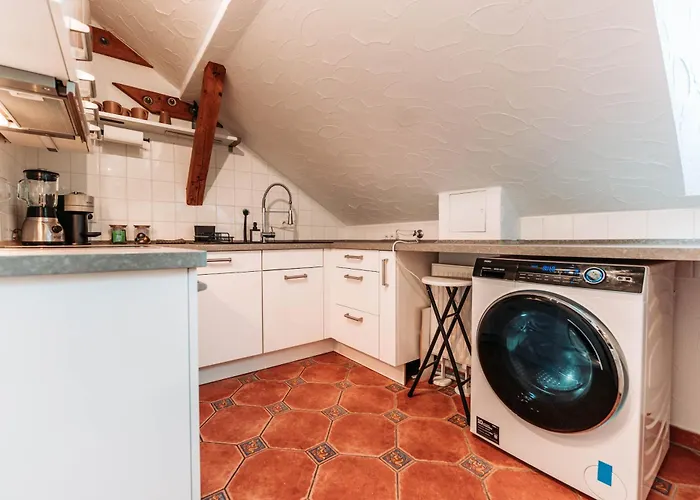 דירה Spacious Penthouse With Ac And Free Parking Steps Away From The Station