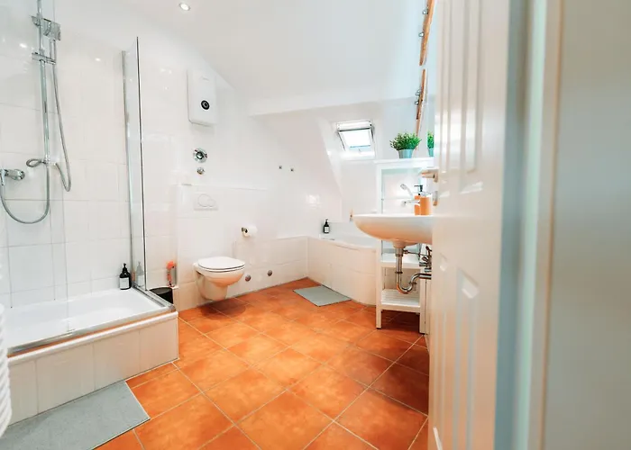 Spacious Penthouse With Ac And Free Parking Steps Away From The Station Апартаменты