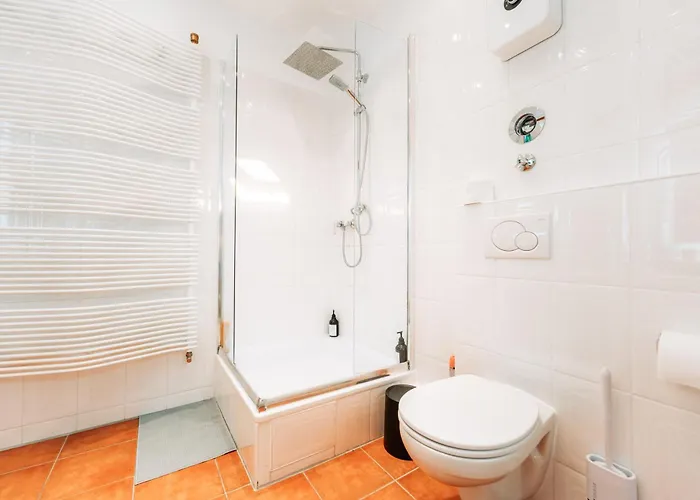 Spacious Penthouse With Ac And Free Parking Steps Away From The Station דירה *