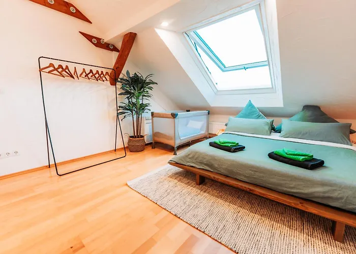 Spacious Penthouse With Ac And Free Parking Steps Away From The Station * קובלנץ