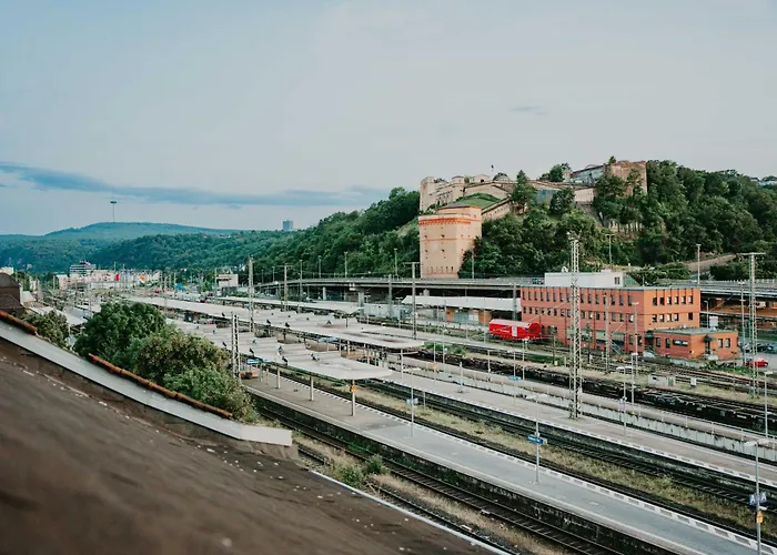 Spacious Penthouse With Ac And Free Parking Steps Away From The Station קובלנץ