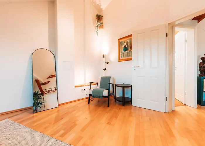 Spacious Penthouse With Ac And Free Parking Steps Away From The Station דירה