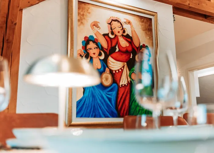 Spacious Penthouse With Ac And Free Parking Steps Away From The Station דירה *