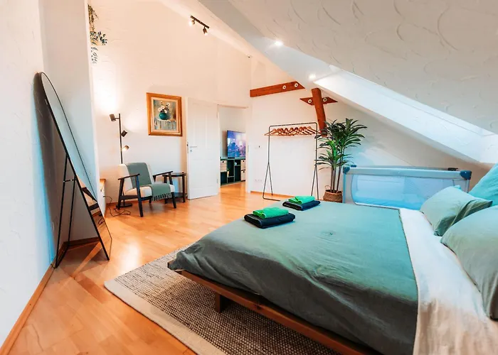 Spacious Penthouse With Ac And Free Parking Steps Away From The Station קובלנץ