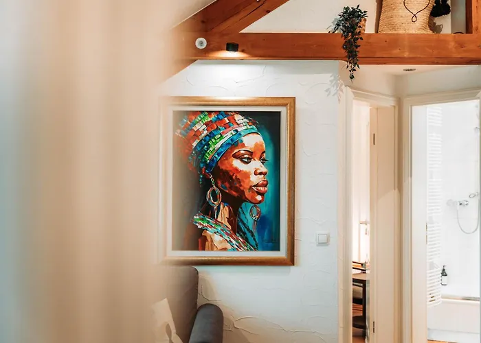 Spacious Penthouse With Ac And Free Parking Steps Away From The Station דירה *