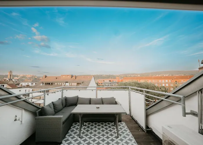 Spacious Penthouse With Ac And Free Parking Steps Away From The Station Апартаменты *