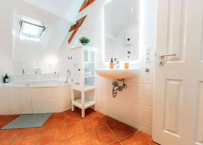 Spacious Penthouse With Ac And Free Parking Steps Away From The Station דירה