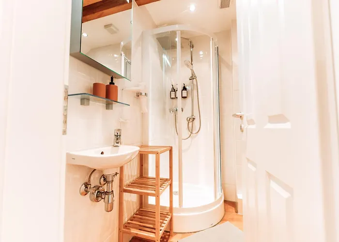 דירה Spacious Penthouse With Ac And Free Parking Steps Away From The Station קובלנץ