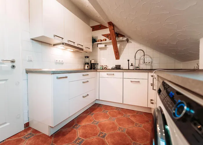 Spacious Penthouse With Ac And Free Parking Steps Away From The Station דירה *