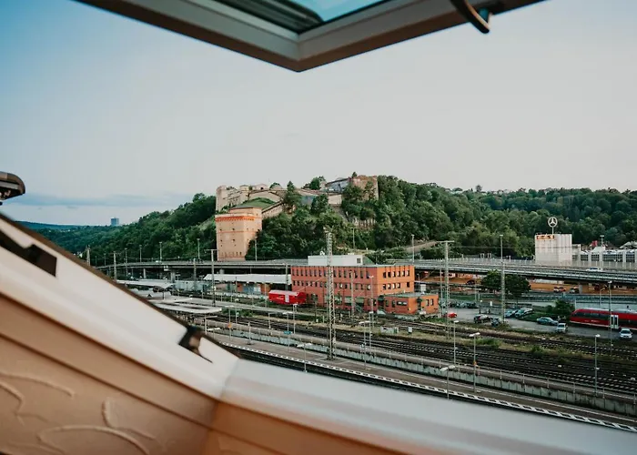 Spacious Penthouse With Ac And Free Parking Steps Away From The Station קובלנץ