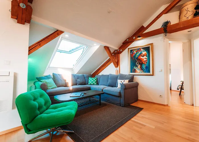 Spacious Penthouse With Ac And Free Parking Steps Away From The Station דירה *